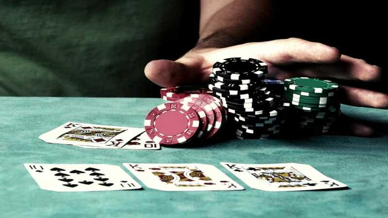 Poker là gì? “Nằm lòng” các thứ hạng tay bài của Poker Áp dụng mẹo chơi Poker để đánh bại đối thủ